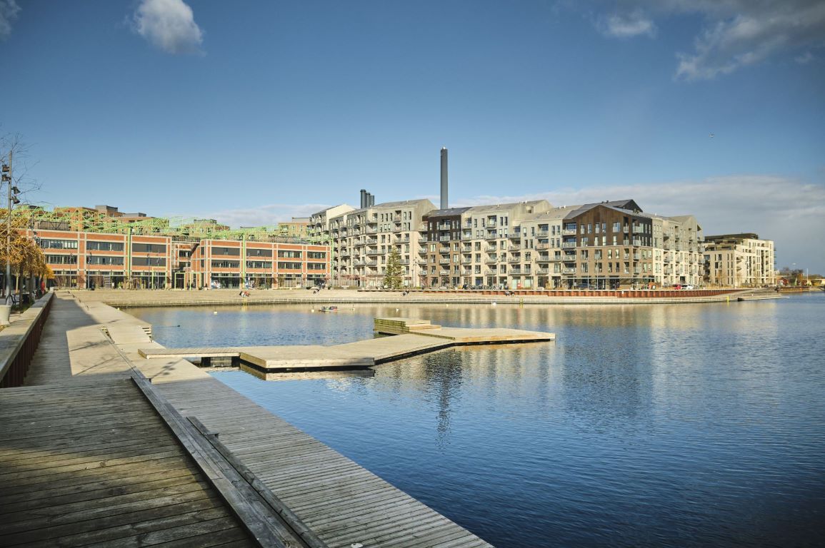 Den ultimative gåtur i København finder du langs havnens kant, hvor stier, fortove og broer danner den 13 kilometer lange gang- og cykelrute.