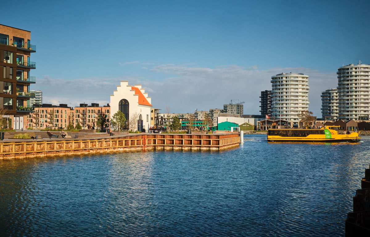 Tag en “blågrøn” rejse med havnebussen gennem byens kanaler, og se København fra vandsiden.