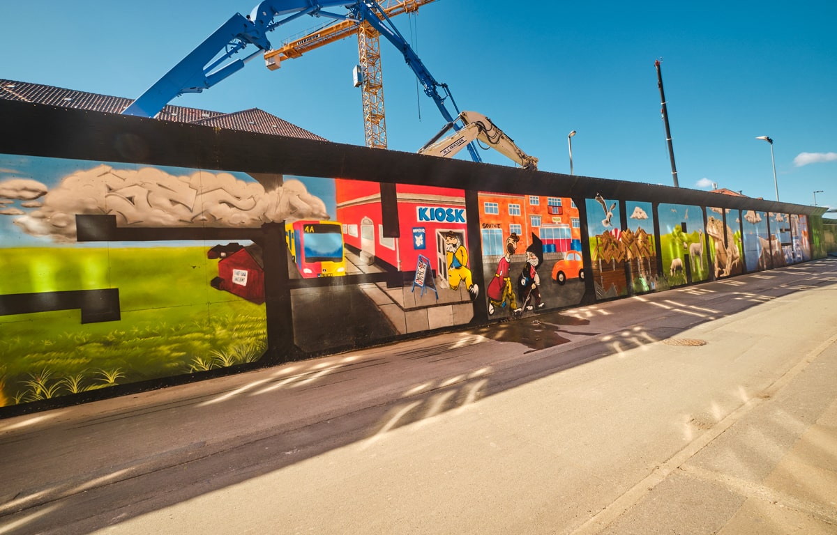 5 nye metrostationer åbner i Sydhavn i 2024. I mellemtiden kan du gå på opdagelse i spændende kunst, som udsmykker det grønne metrohegn, Byens Hegn.