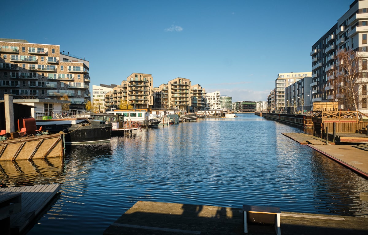 Foreningen Skibbroen blev stiftet i 1986 og har altid haft plads i det godt gemte havnebassin, Tømmergraven, i Københavns Sydhavn.