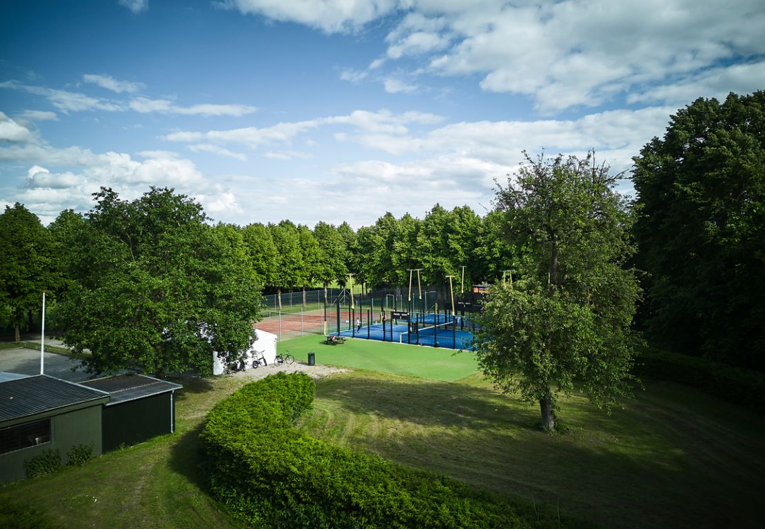 Vallensbæk Tennis og Padel Klub - Spil på 7 udendørsbaner, 2 indendørsbaner og 2 padelbaner.