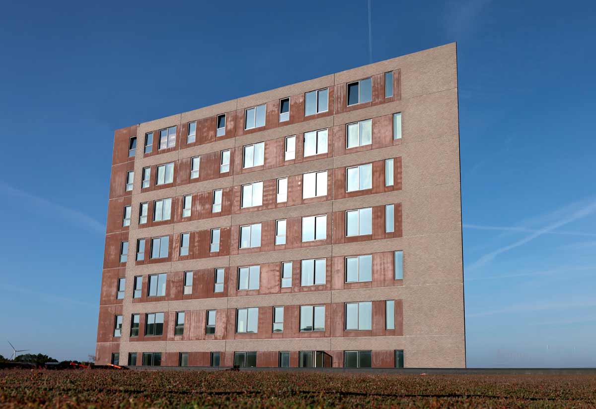 Friheden Tower er opført i en anderledes og spændende kombination af mursten og indfarvede betonplader. Det giver bygningen et unikt, moderne og råt udtryk.