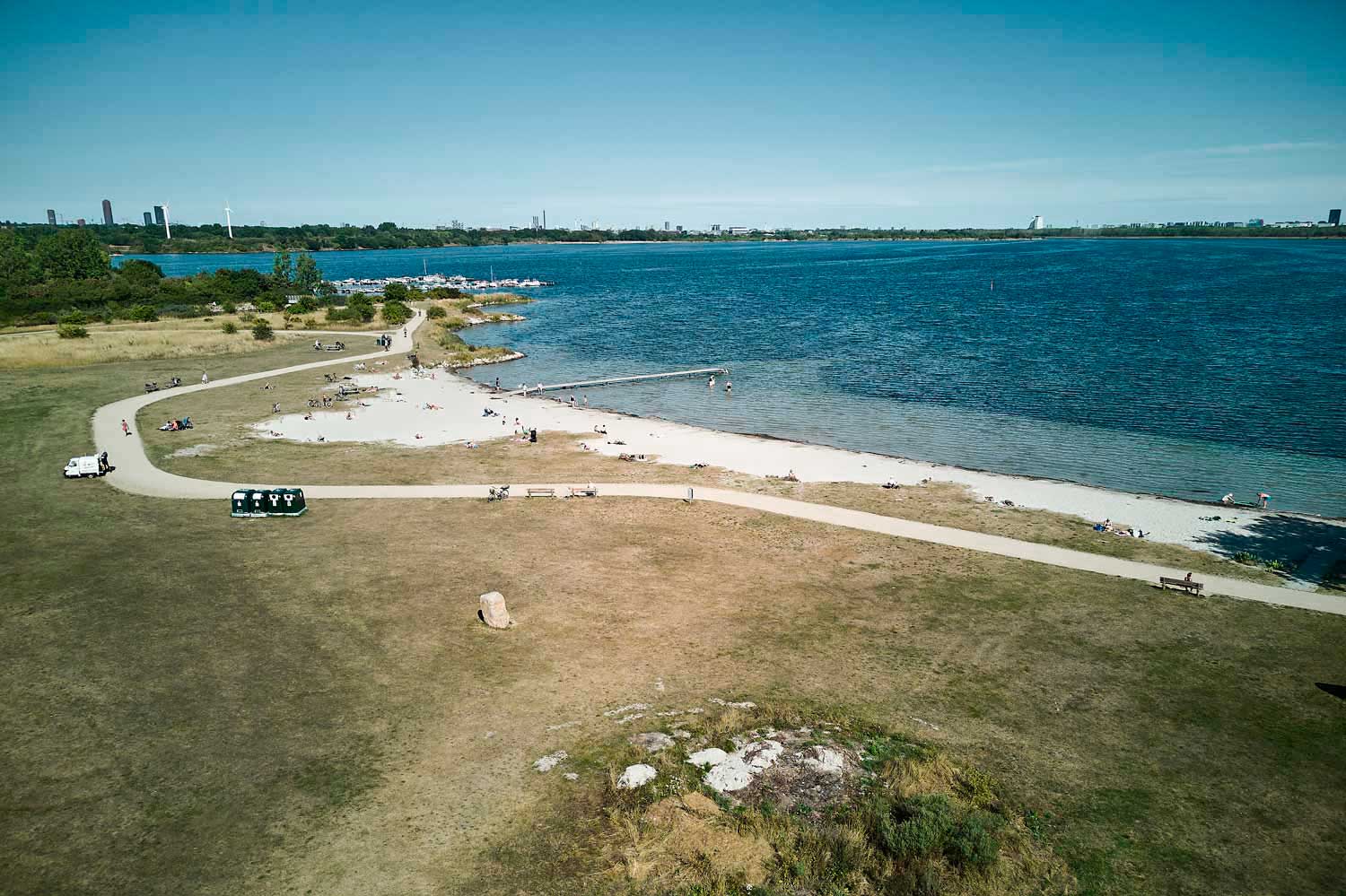 Hvidovre strandpark har en lang badestrand, som er meget børnevenlig med det relativt lavt vand.Her er både sandstrand, badebro og et stort bagvedliggende græsareal, der indbyder til boldspil.